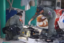 Cho nổ tung máy ATM để cướp tiền