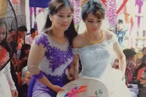 Cô dâu 18 tuổi được bố mẹ chồng cưng chiều hơn con gái 