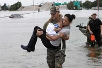 Ảnh cảnh sát Mỹ cứu hai mẹ con gốc Việt sau bão gây sốt