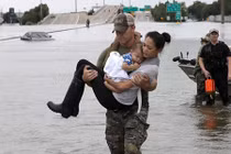 Ảnh cảnh sát Mỹ cứu hai mẹ con gốc Việt sau bão gây sốt