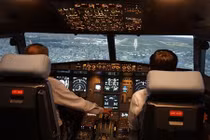 Vì sao phi công nghỉ việc phải báo trước 120 ngày?