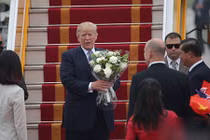 Video: Gặp cậu bé bất ngờ được Tổng thống Trump tặng hoa