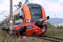 Thiếu nữ Ba Lan lái xe vào đường ray, thầy dạy lái nhảy ra và cái kết