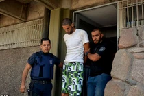 Nghịch tử giết mẹ và dì nhưng vẫn tỉnh bơ nhờ người đi tìm