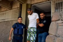 Nghịch tử giết mẹ và dì nhưng vẫn tỉnh bơ nhờ người đi tìm