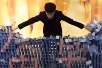 Video: Mãn nhãn màn trình diễn domino 'khổng lồ' của anh chàng Trung Quốc