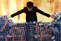 Video: Mãn nhãn màn trình diễn domino 'khổng lồ' của anh chàng Trung Quốc