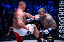 Video: Võ sĩ MMA nặng 161 kg gào khóc vì dính đòn vào chỗ hiểm