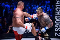 Video: Võ sĩ MMA nặng 161 kg gào khóc vì dính đòn vào chỗ hiểm