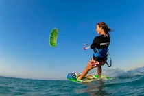 Video: Cô gái nhận hậu quả đau điếng vì uống bia khi lướt ván