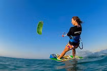 Video: Cô gái nhận hậu quả đau điếng vì uống bia khi lướt ván