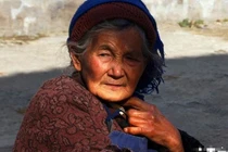 Mẹ trước khi chết đem tài sản cho hàng xóm, con tức tối đi gây sự