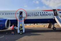 Video: Máy bay Anh hạ cánh khẩn cấp do động cơ phát nổ