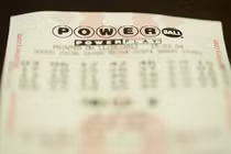 Vé số trúng 1 triệu USD nằm trong ví 4 tháng mà không biết