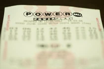 Vé số trúng 1 triệu USD nằm trong ví 4 tháng mà không biết