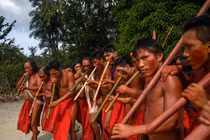 Cận cảnh cuộc sống của bộ lạc sống biệt lập trong rừng rậm Amazon