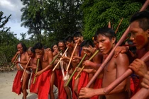 Cận cảnh cuộc sống của bộ lạc sống biệt lập trong rừng rậm Amazon