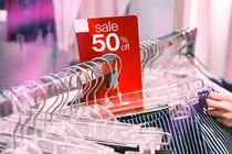 Hiểu cách người bán "làm giá" trong Black Friday để tránh mua sắm lãng phí