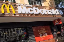 Video: Lý do gã khổng lồ thức ăn nhanh của Mỹ "chùn bước" ở Việt Nam