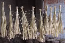 Cả làng mòn tay, tóe máu khi Tết đến: "Đau nhức cả đêm"