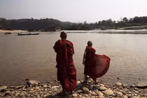 Nhà sư nằm ở bờ sông thì 4 phụ nữ đi đến, và nói 1 câu