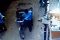 Video: Ngã từ tầng 2, cậu bé 3 tuổi thoát chết nhờ rơi vào xe kéo