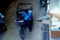 Video: Ngã từ tầng 2, cậu bé 3 tuổi thoát chết nhờ rơi vào xe kéo