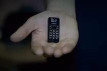 Cận cảnh chiếc điện thoại nhỏ nhất thế giới