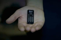 Cận cảnh chiếc điện thoại nhỏ nhất thế giới