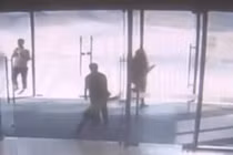 Video: Cậu bé 6 tuổi bị hàng trăm mảnh vụn cửa kính đổ vào người