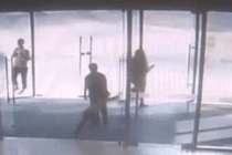 Video: Cậu bé 6 tuổi bị hàng trăm mảnh vụn cửa kính đổ vào người