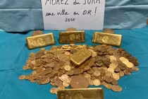 Tìm thấy kho báu toàn vàng thỏi tại căn nhà bỏ hoang