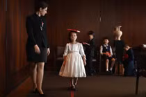 Video: Lớp học lễ nghi trở thành người 'hoàn hảo' của con nhà giàu Trung Quốc
