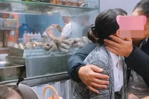 Hậu Valentine, dân mạng “nóng mắt” trước màn ôm hôn nơi công cộng