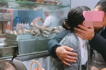 Hậu Valentine, dân mạng “nóng mắt” trước màn ôm hôn nơi công cộng
