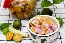 Ngon "khó tả" cà pháo dầm riềng sả chua cay giòn sựt