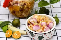 Ngon "khó tả" cà pháo dầm riềng sả chua cay giòn sựt