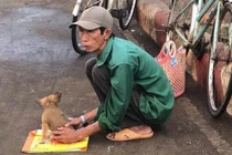 Xót xa hình ảnh 'lão Hạc thời nay' đem cún con đi bán ngày giáp Tết