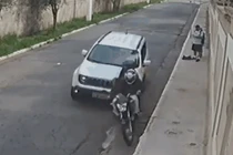 Video: Tài xế ô tô nhấn ga, đâm 2 tên cướp ngã nhào xuống đất