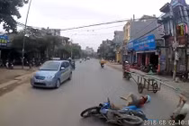 Video: Xe máy lạng lách vượt ẩu, 2 thanh niên suýt chết trước đầu xe tải