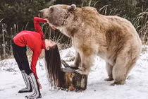 Mãn nhãn những động tác uốn dẻo của cô gái với gấu nâu khổng lồ