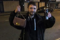 Người đàn ông vô gia cư trả lại chiếc túi xa xỉ bị đánh rơi