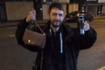 Người đàn ông vô gia cư trả lại chiếc túi xa xỉ bị đánh rơi