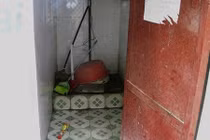 Bán dâm trong phòng tắm vì… nhà quá chật