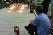 Thanh niên thắp nến tỏ tình lung linh ở kí túc xá