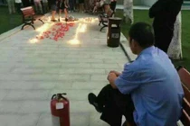 Thanh niên thắp nến tỏ tình lung linh ở kí túc xá