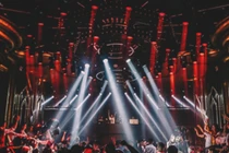 Nữ DJ thú nhận từng bị ném cốc vào đầu vì để gãy nhạc