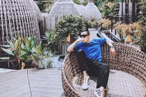 "Ông bầu Ngọc Trinh" bị chỉ trích vì khoe ở resort sang trọng