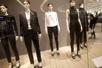 Video: Dân tình bị “ma-nơ-canh” hù cho muốn “rớt tim“