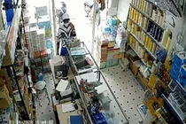 Vờ mua hàng, nam thanh niên trộm iPhone trước mặt người đàn ông